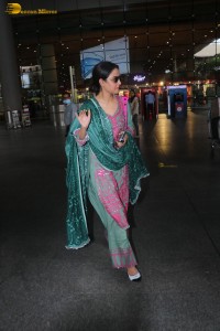 jasmin bhasin pretty in a salwar kameez at the airport