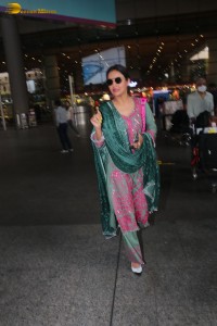 jasmin bhasin pretty in a salwar kameez at the airport