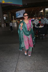 jasmin bhasin pretty in a salwar kameez at the airport