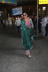 jasmin bhasin pretty in a salwar kameez at the airport