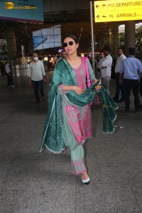 jasmin bhasin pretty in a salwar kameez at the airport