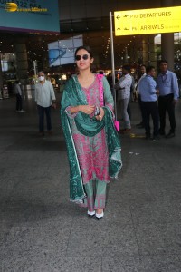 jasmin bhasin pretty in a salwar kameez at the airport