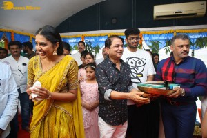 Jilebi movie launch attended by Shivani Rajashekar, Rajashekar, Jeevitha, Trivikram Srinivas and Eesha Rebba