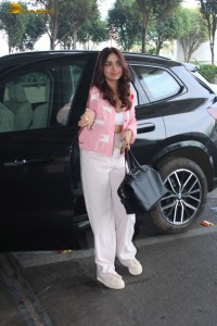actress Jiya Shankar cute in pink and white