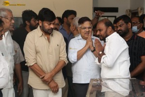Family and Friends including Chiranjeevi and Daggubati Suresh pay last respects to K Viswanath