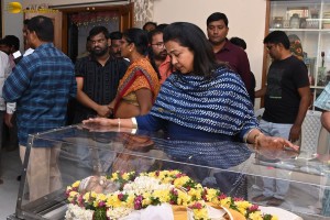 Family and Friends including Chiranjeevi and Daggubati Suresh pay last respects to K Viswanath