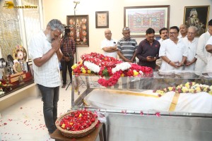 Family and Friends including Chiranjeevi and Daggubati Suresh pay last respects to K Viswanath