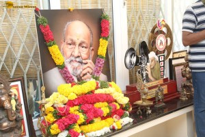 Family and Friends including Chiranjeevi and Daggubati Suresh pay last respects to K Viswanath