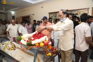 Family and Friends including Chiranjeevi and Daggubati Suresh pay last respects to K Viswanath