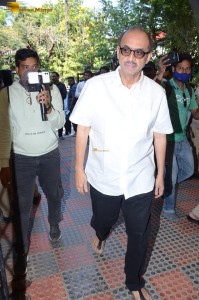 Family and Friends including Chiranjeevi and Daggubati Suresh pay last respects to K Viswanath