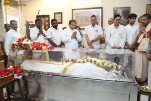 Family and Friends including Chiranjeevi and Daggubati Suresh pay last respects to K Viswanath