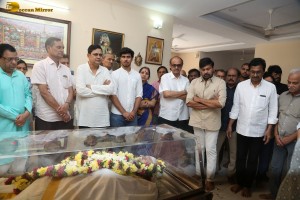 Family and Friends including Chiranjeevi and Daggubati Suresh pay last respects to K Viswanath