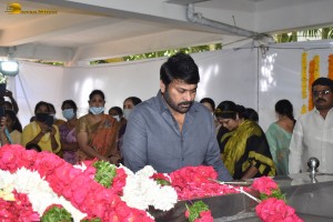 Friends and Family including Chiranjeevi and Pawan Kalyan paid their last respects to Kaikala Satyanarayana