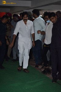 Friends and Family including Chiranjeevi and Pawan Kalyan paid their last respects to Kaikala Satyanarayana