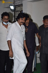 Friends and Family including Chiranjeevi and Pawan Kalyan paid their last respects to Kaikala Satyanarayana