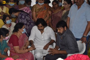 Friends and Family including Chiranjeevi and Pawan Kalyan paid their last respects to Kaikala Satyanarayana