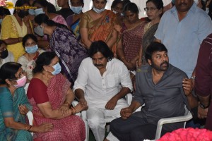 Friends and Family including Chiranjeevi and Pawan Kalyan paid their last respects to Kaikala Satyanarayana