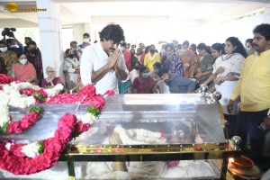 Friends and Family including Chiranjeevi and Pawan Kalyan paid their last respects to Kaikala Satyanarayana
