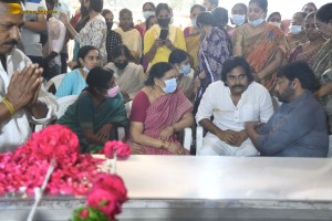 Friends and Family including Chiranjeevi and Pawan Kalyan paid their last respects to Kaikala Satyanarayana