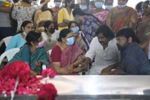 Friends and Family including Chiranjeevi and Pawan Kalyan paid their last respects to Kaikala Satyanarayana