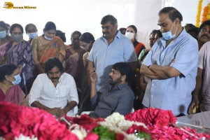 Friends and Family including Chiranjeevi and Pawan Kalyan paid their last respects to Kaikala Satyanarayana
