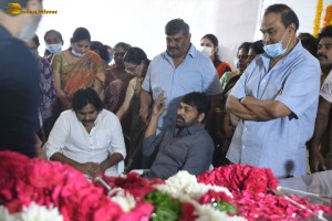 Friends and Family including Chiranjeevi and Pawan Kalyan paid their last respects to Kaikala Satyanarayana