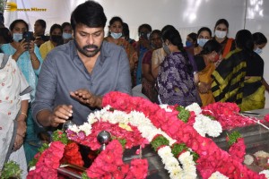 Friends and Family including Chiranjeevi and Pawan Kalyan paid their last respects to Kaikala Satyanarayana