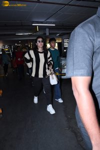 bollywood actress kajol in casualwear at mumbai airport
