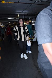 bollywood actress kajol in casualwear at mumbai airport