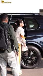 actress kajol stylish at mumbai airport