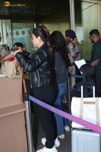 actress kajol stylish looks at mumbai airport