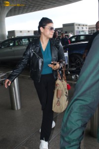actress kajol stylish looks at mumbai airport