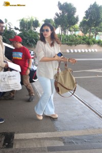 actress kajol spotted at mumbai airport
