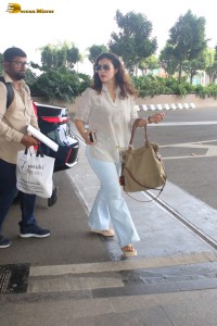 actress kajol spotted at mumbai airport