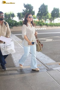 actress kajol spotted at mumbai airport