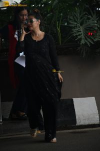 bollywood actress kajol classy look in black at mumbai airport