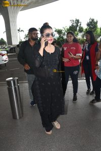 bollywood actress kajol classy look in black at mumbai airport