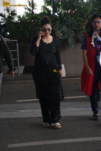 bollywood actress kajol classy look in black at mumbai airport