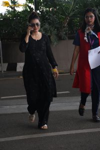 bollywood actress kajol classy look in black at mumbai airport