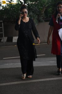 bollywood actress kajol classy look in black at mumbai airport