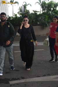 bollywood actress kajol classy look in black at mumbai airport