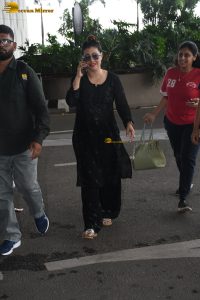 bollywood actress kajol classy look in black at mumbai airport