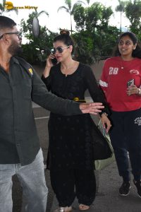 bollywood actress kajol classy look in black at mumbai airport