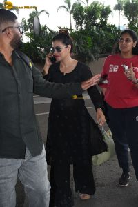 bollywood actress kajol classy look in black at mumbai airport