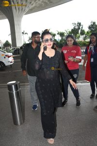 bollywood actress kajol classy look in black at mumbai airport