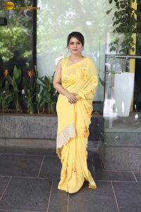 bollywood actress kajol beautiful in a yellow saree