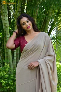 Indian actress kamakshi bhaskarla sexy photoshoot in a grey saree