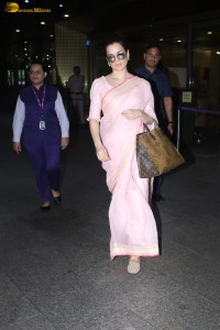 Kangana Ranaut hot in a pink saree