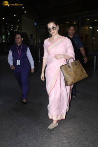 Kangana Ranaut hot in a pink saree