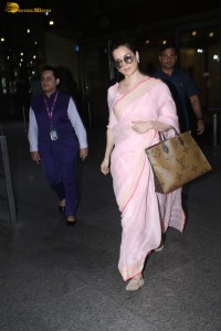 Kangana Ranaut hot in a pink saree